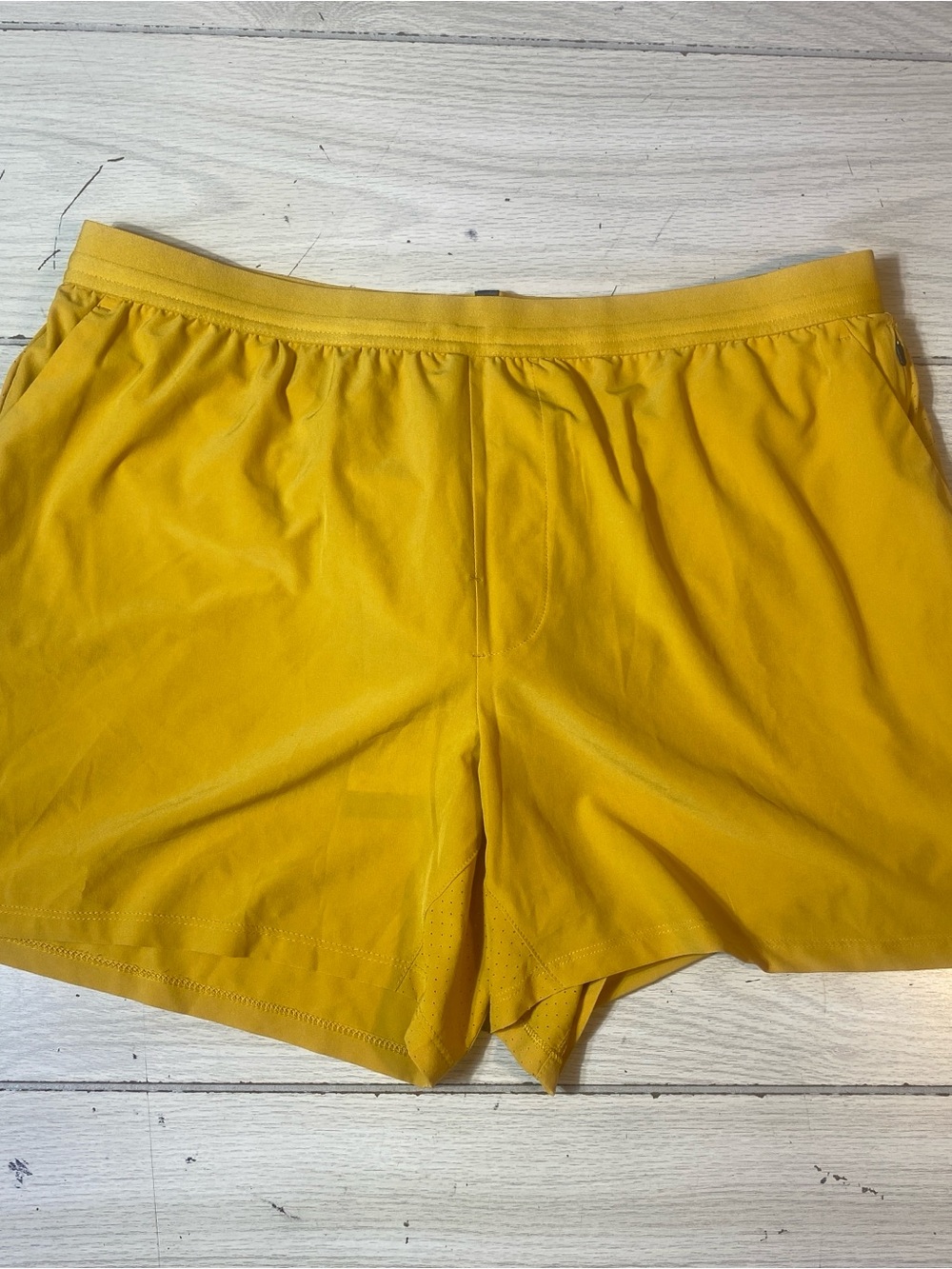 VRST Men's Accelerate Lined Running Shorts Gold Yellow Size  L 5" Inseam NWT